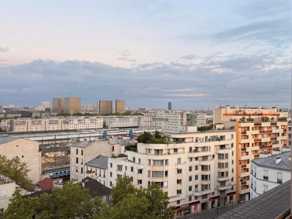 PARIS XII –  Appartement, balcon, cave et 2 parkings.
