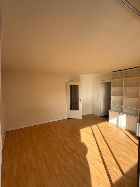 Grand studio lumineux 34 m2 avec balcon sur jardin   Résiden