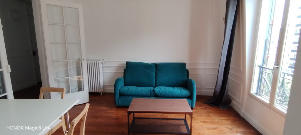 3 PIECES MEUBLE AU DERNIER ETAGE D UN IMMEUBLE ANCIEN  ENTRE