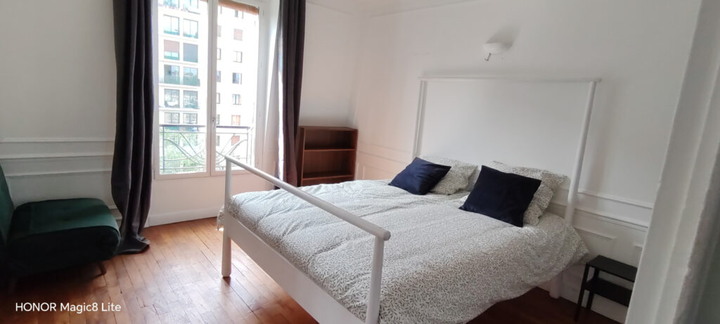3 PIECES MEUBLE AU DERNIER ETAGE D UN IMMEUBLE ANCIEN  ENTRE