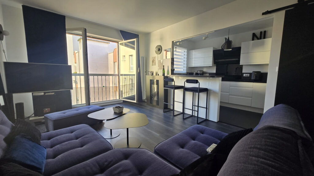 2 pièces en étage au calme total sur jardin.