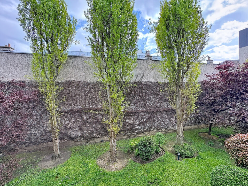 Le calme absolu existe dans le 11e … avec un balcon. PARIS