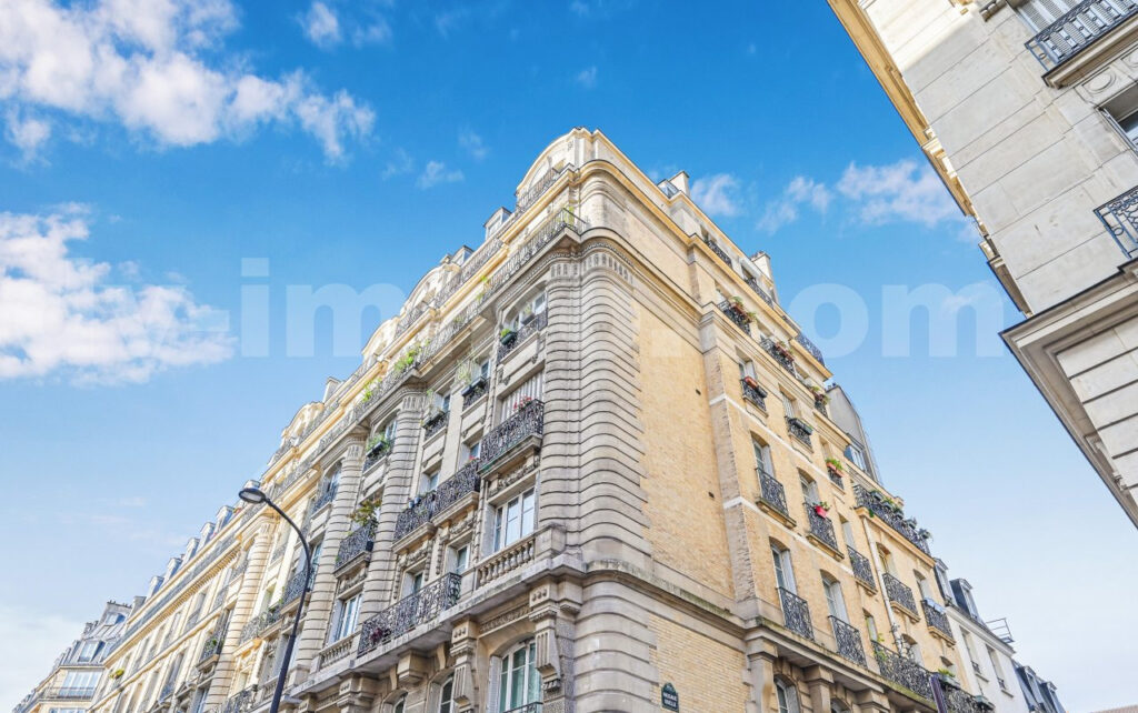 Paris XVIII – Mo La Chapelle/ M. Dormoy – Immeuble Haussmann