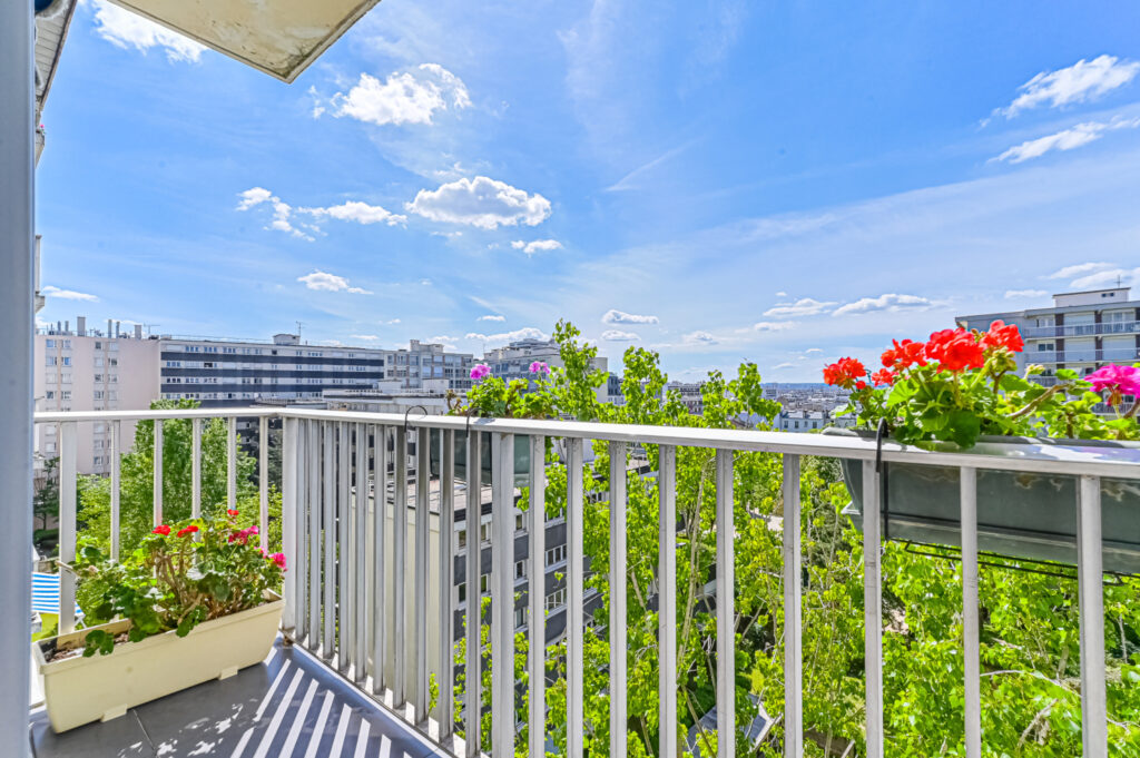 PARIS XIème – BALCONS – ETAGE ELEVE- LUMINEUX – TRAVERSANT