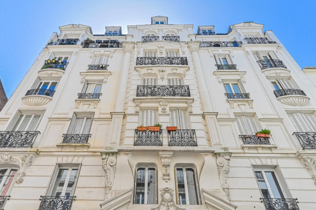 DANS LE QUARTIER BRANCHE de la PLACE DE LA REUNION. –