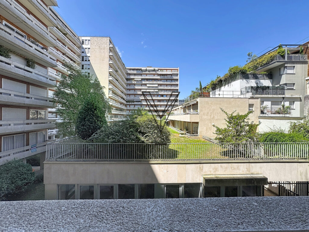 Superbe Studio avec grand balcon et parking