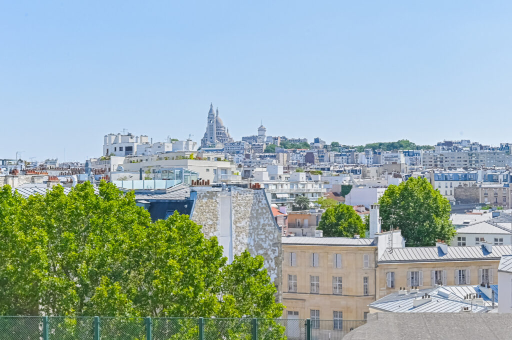 VUE IMPRENABLE  SACRE COEUR DE MONTMARTRE /3 PIECES-BALCON