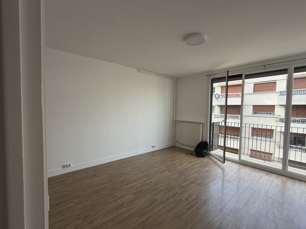 Charmant studio avec balcon   Paris 15e