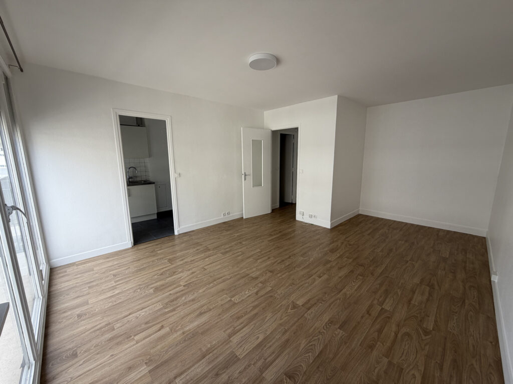 Charmant studio avec balcon   Paris 15 ème