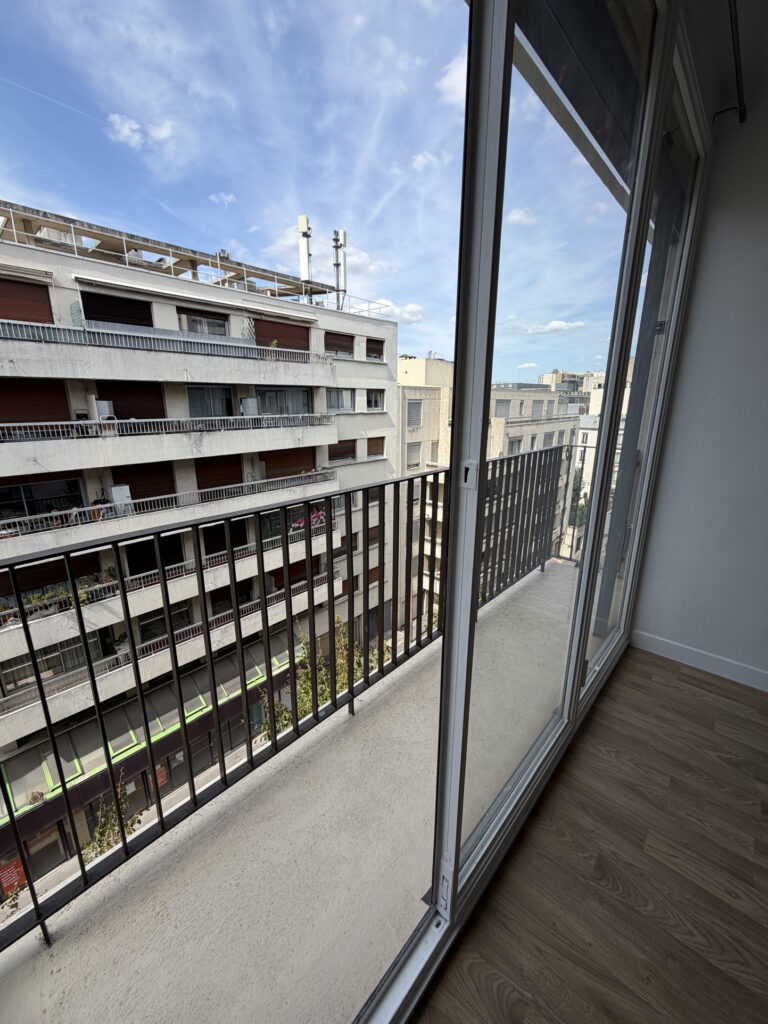 Charmant studio avec balcon   Paris 15e