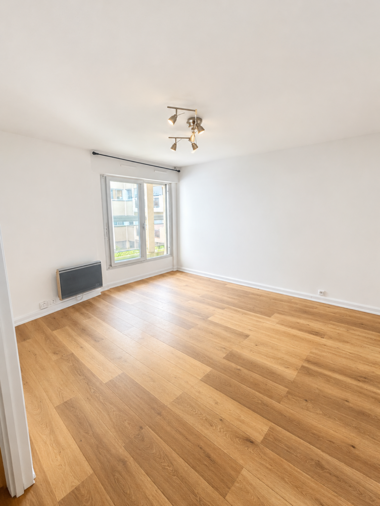 Appartement 3 pièces avec balcon filant   Vue sur jardin rue